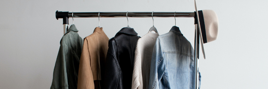 Vêtements suspendus pour illustrer le domaine de la mode