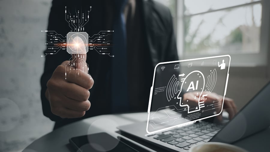 Homme en habit avec un crayon devant un graphique de calcule de ROI