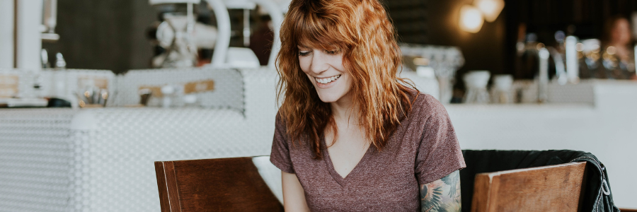 Fille dans un café 