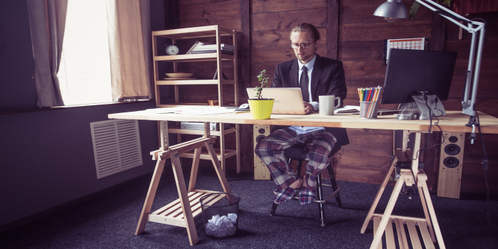 Photo d'un homme en télétravail